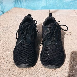 All Black Nike Runners 🖤